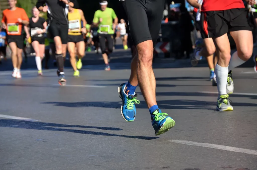 a group of people running in a marathon.